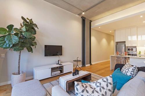 Back Up Power Modern Apartment and Rooftop Pool - image 2