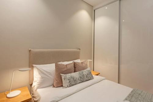 Back Up Power Modern Apartment and Rooftop Pool - image 4