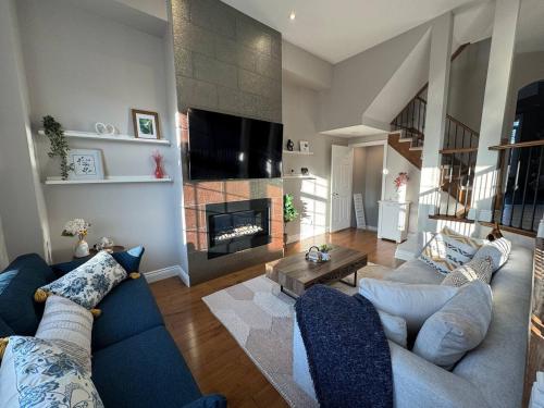 Vibrant and Comfy Mississauga Home 20 mins from YYZ – khách sạn tại Erin Mills