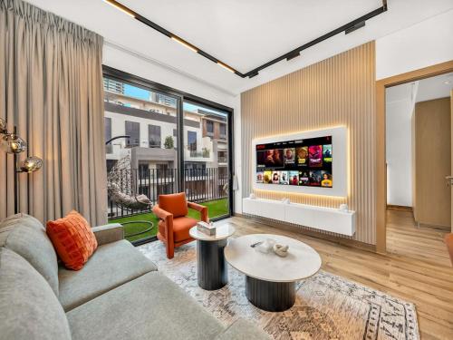 Brand New Luxury 2 Bedroom with Padel Gym Pool Cinema, Dubai (foto 6)