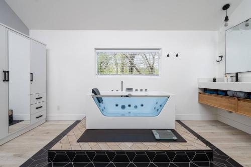 Pezsgőfürdő, Serene Oasis Near Rock River in Rockford (IL)