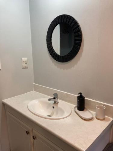 Robins Retreat-Town Center - Parking - Easy access - image 10