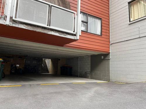 Robins Retreat-Town Center - Parking - Easy access - image 4