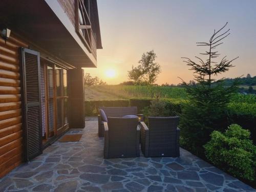 beranda/teres, Family-friendly house with hot tub Mihalic Selo, Karlovac - 22351 in Duga Resa