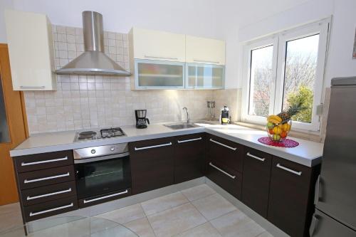Three-Bedroom Apartment with Balcony and Sea View image 5