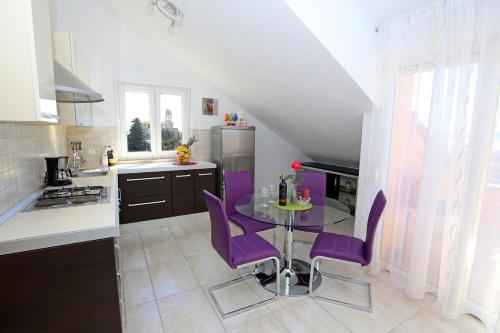 Three-Bedroom Apartment with Balcony and Sea View image 4