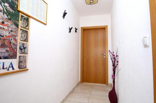 Three-Bedroom Apartment with Balcony and Sea View image 1