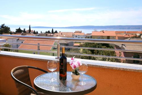 Three-Bedroom Apartment with Balcony and Sea View image 2