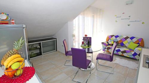 Three-Bedroom Apartment with Balcony and Sea View image 3