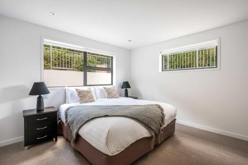 Alpine Edge Villa- AC- Free Parking- Hot Tub- BBQ - image 6