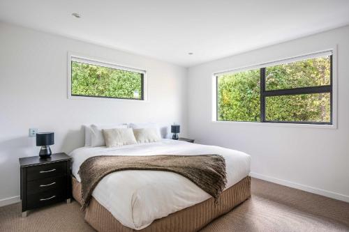 Alpine Edge Villa- AC- Free Parking- Hot Tub- BBQ - image 5