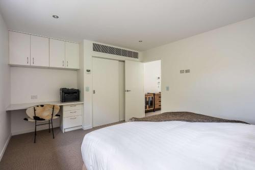Alpine Edge Villa- AC- Free Parking- Hot Tub- BBQ - image 7