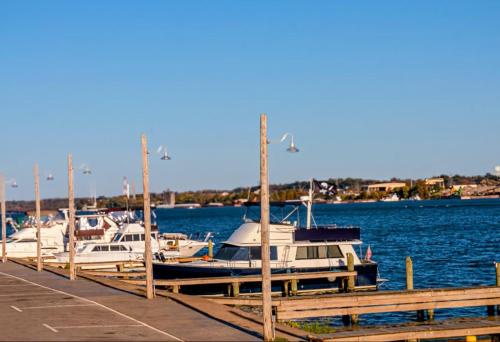 Riverview Escape in Walkable Historic District - image 13