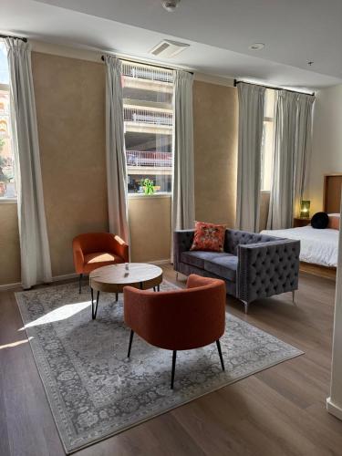 บริการและสิ่งอำนวยความสะดวก, Unicorn Zebra near พิพิธภัณฑ์ศิลปะ ทูซอน