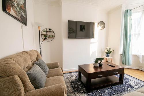3 Bed Stylish & Spacious Home, Sleep up to 7ppl