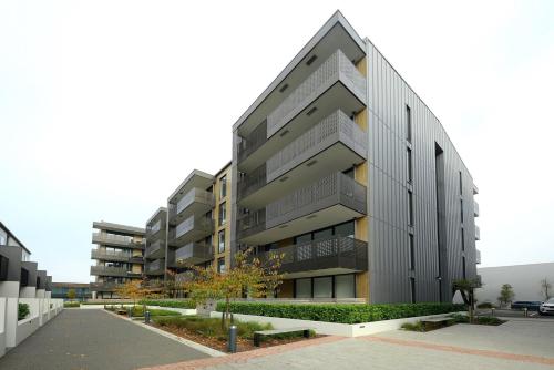Relax and Unwind - Central City Hideaway with Carpark
