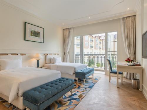 Deluxe Twin Pool View