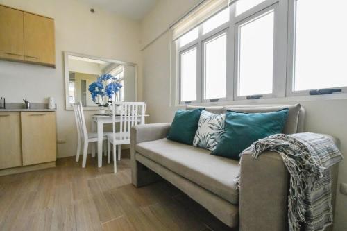 Modern 1-BR with Balcony & FREE Parking in Makati CBD, Manille