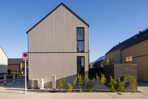 Exterior view, Stylish & Modern Home, Mountain View, Free WI-FI in The Remarkables