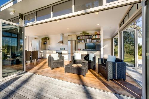 A szálláshely kívülről, Mahanga Dunes Retreat - Mahia Holiday Home in Mahia