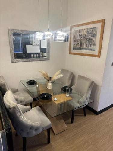 4 Bed House with Garden and Hot Tub - Near City Centre in 斯普洛特