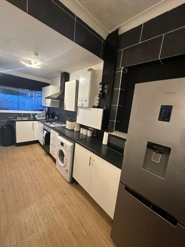 4 Bed House with Garden and Hot Tub - Near City Centre in 斯普洛特