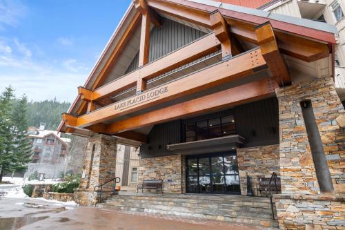 Ski In/Out 2 Bedroom CONDO w/ pool, jacuzzi, parking in Whistler, Canada