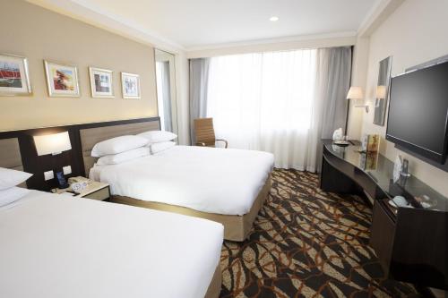 1 queen bed, 1 twin bed
