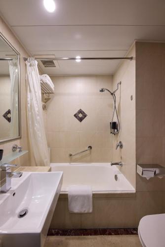 Superior Twin Room image 2