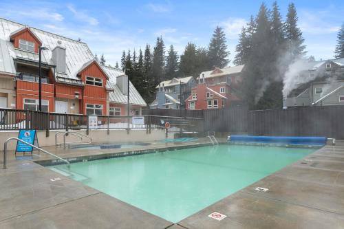 Ski In/Out 2 Bedroom CONDO w/ pool, jacuzzi, parking in Whistler, Canada