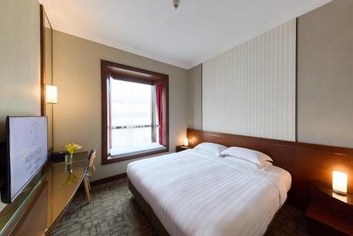 Deluxe Queen or Twin Room (11-23/F) image 2
