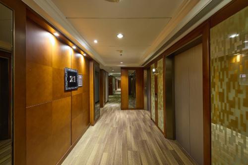 Deluxe Queen or Twin Room (11-23/F) image 6