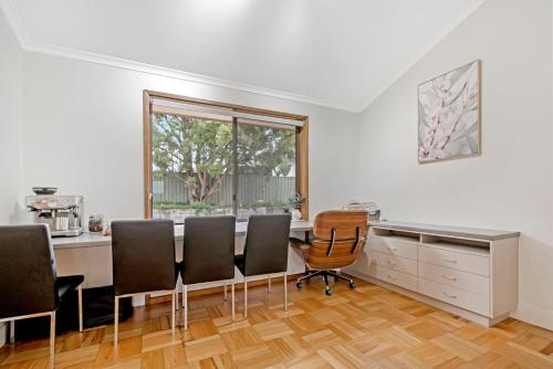 Sunny Pool Access Home for Family in Campbelltown
