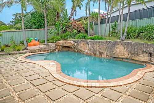 Swimming pool, Sunny Pool Access Home for Family in Campbelltown