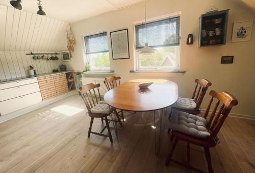 Charming rooftop apartment in Uhre in บรังเดอ