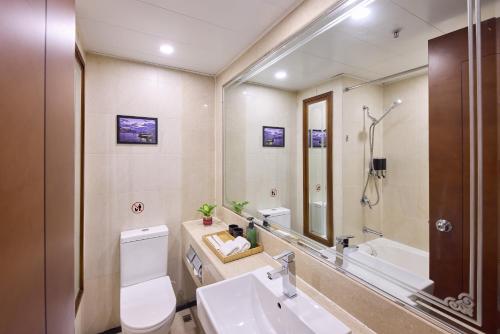 Executive Suite (25 – 32/F) room in Rosedale Hotel Hong Kong