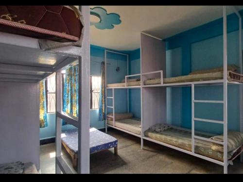 8 twin beds