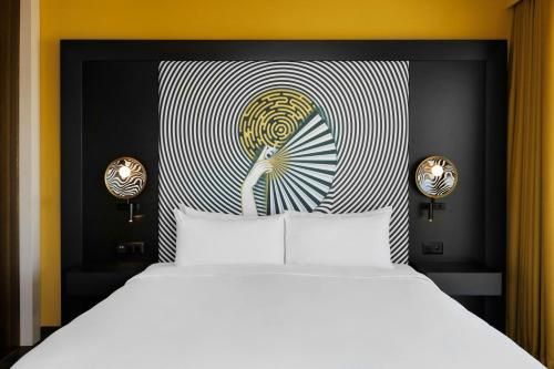 One-Bedroom Junior Suite - Club Lounge Access image 8