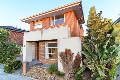 Spacious Point Cook Retreat & Free Parking in Point Cook