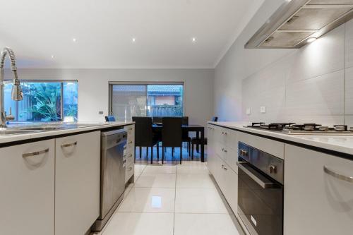 Spacious Point Cook Retreat & Free Parking in Point Cook