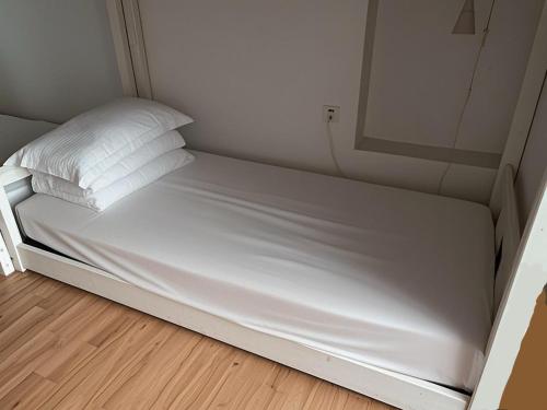 Litera en habitación compartida masculina