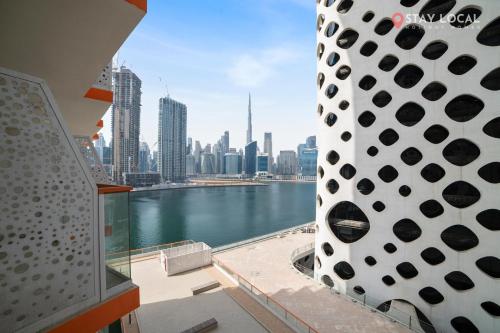 Stylish Escape with Balcony, Canal and Burj Khalifa Views Near Dubai Mall, Dubái