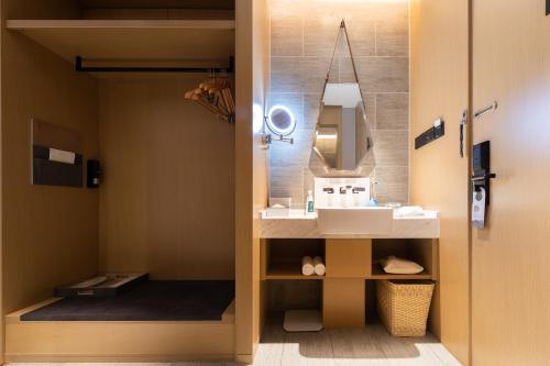 room detail thumbnail 2