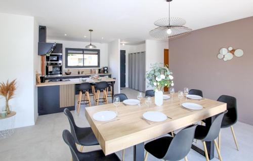 virtuve, Stunning Home In Puy St Martin in Puī Senmartēna