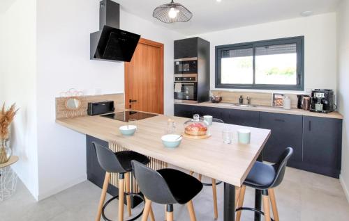 virtuve, Stunning Home In Puy St Martin in Puī Senmartēna