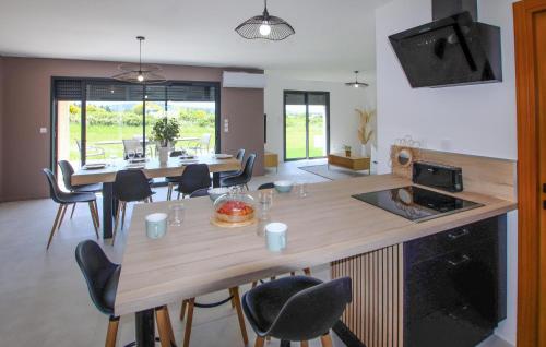 virtuve, Stunning Home In Puy St Martin in Puī Senmartēna