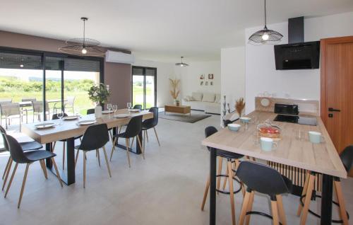 virtuve, Stunning Home In Puy St Martin in Puī Senmartēna