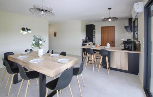 virtuve, Lovely Home In Puy St Martin in Puī Senmartēna