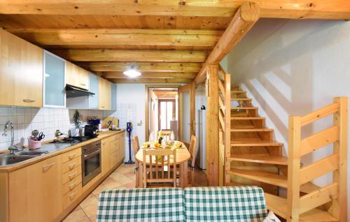 Konyha, 2 Bedroom Cozy Apartment In Arsiè (2 Bedroom Cozy Apartment In Arsie) in Arsie