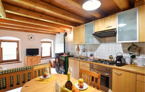Konyha, 2 Bedroom Cozy Apartment In Arsiè (2 Bedroom Cozy Apartment In Arsie) in Arsie